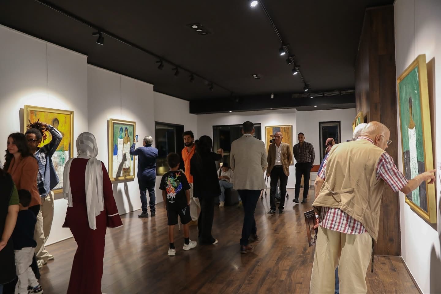 رئيس جامعة حلوان يفتتح معرض 