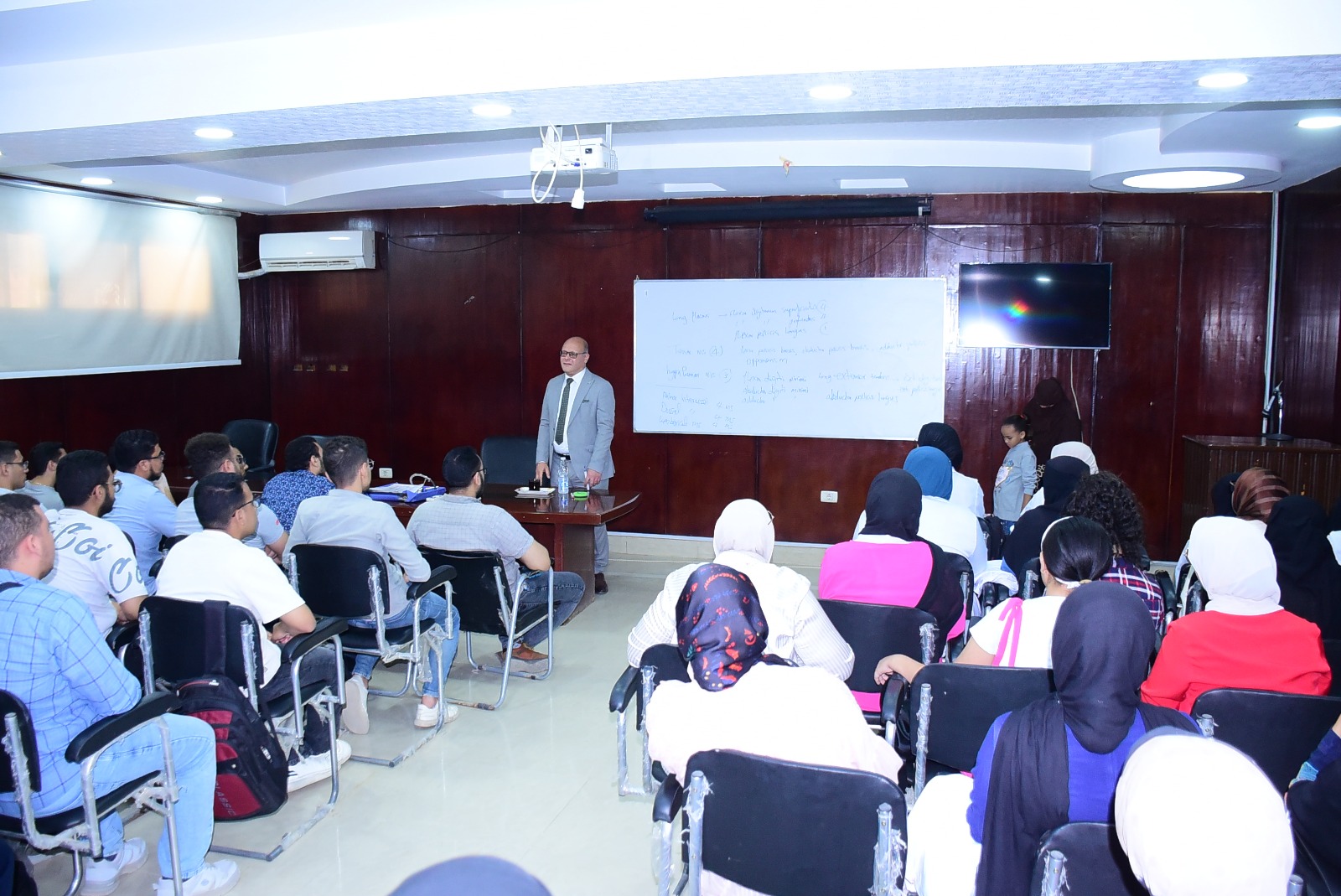 رئيس جامعة سوهاج يقود تدريبًا عمليًا ميدانيًا لطلاب الطب على الحالات الإكلينيكية