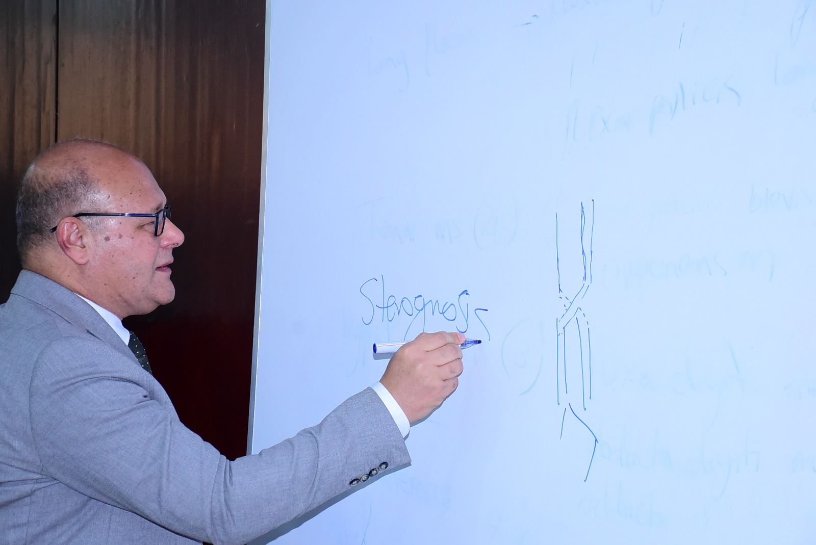 رئيس جامعة سوهاج يقود تدريبًا عمليًا ميدانيًا لطلاب الطب على الحالات الإكلينيكية