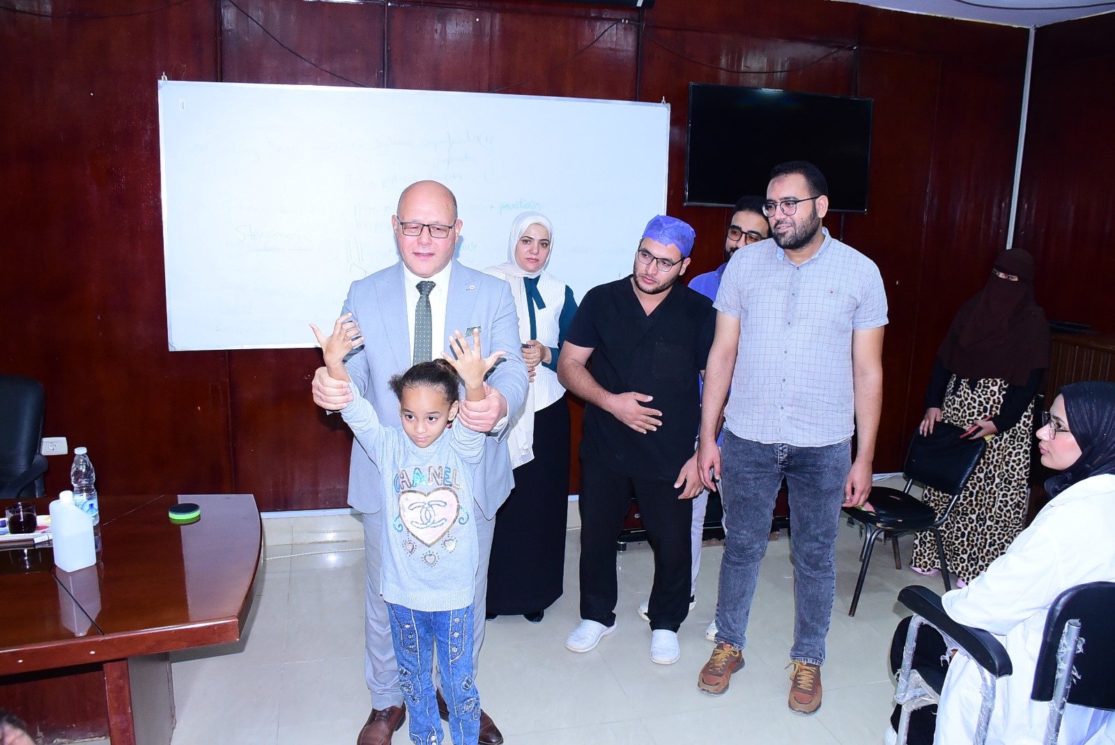 رئيس جامعة سوهاج يقود تدريبًا عمليًا ميدانيًا لطلاب الطب على الحالات الإكلينيكية