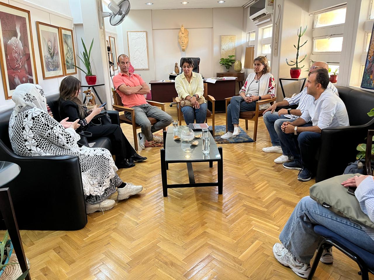 جدارية جامعة حلوان تزين طريق المتحف المصري الكبير