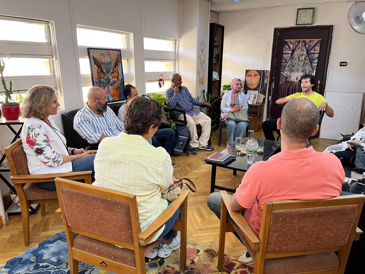 جدارية جامعة حلوان تزين طريق المتحف المصري الكبير