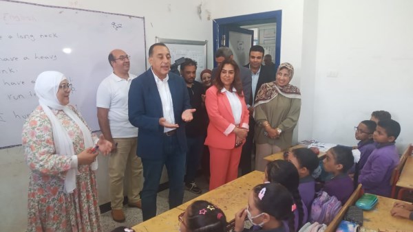 الدكتور مصطفى مدبولي يفاجئ مدارس السويس