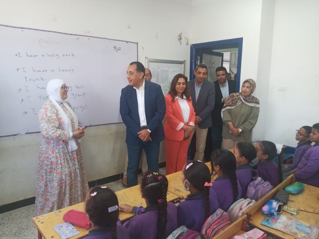 الدكتور مصطفى مدبولي يفاجئ مدارس السويس