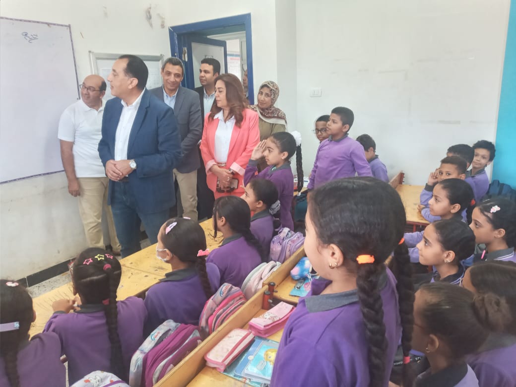 الدكتور مصطفى مدبولي يفاجئ مدارس السويس