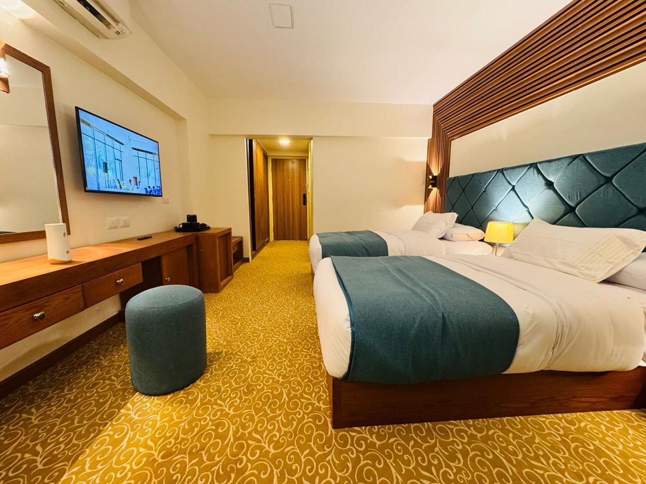 وزير التعليم العالي يشيد بتطور جامعة المنيا نحو بيئة تعليمية فندقية