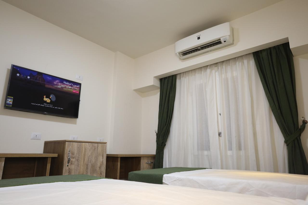 وزير التعليم العالي يشيد بتطور جامعة المنيا نحو بيئة تعليمية فندقية