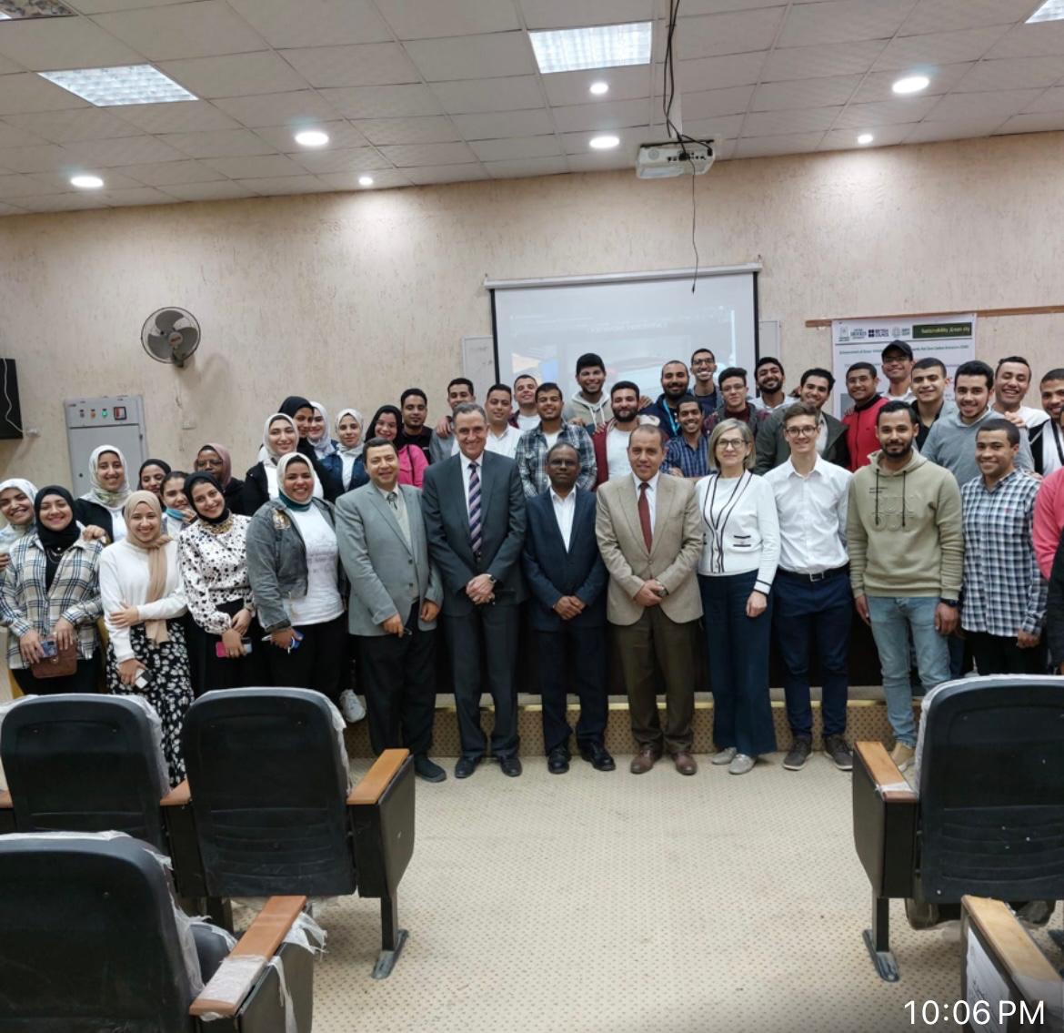 وزير التعليم العالي يحتفل بفوز جامعة حلوان بجائزة دولية عالمية