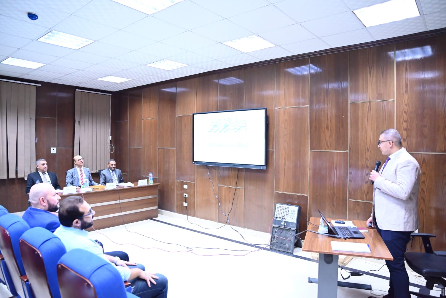 رئيس جامعة أسيوط يناقش رسالة دكتوراه حول إصابة الكلى الحادة بعد جراحة القلب