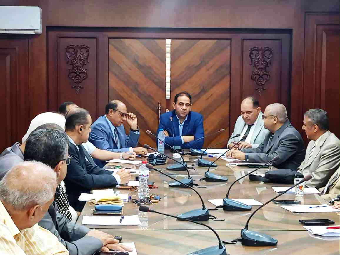 رئيس جامعة بورسعيد خلال خلال ترأسه لاجتماع مجلس كليتى التربية والهندسة