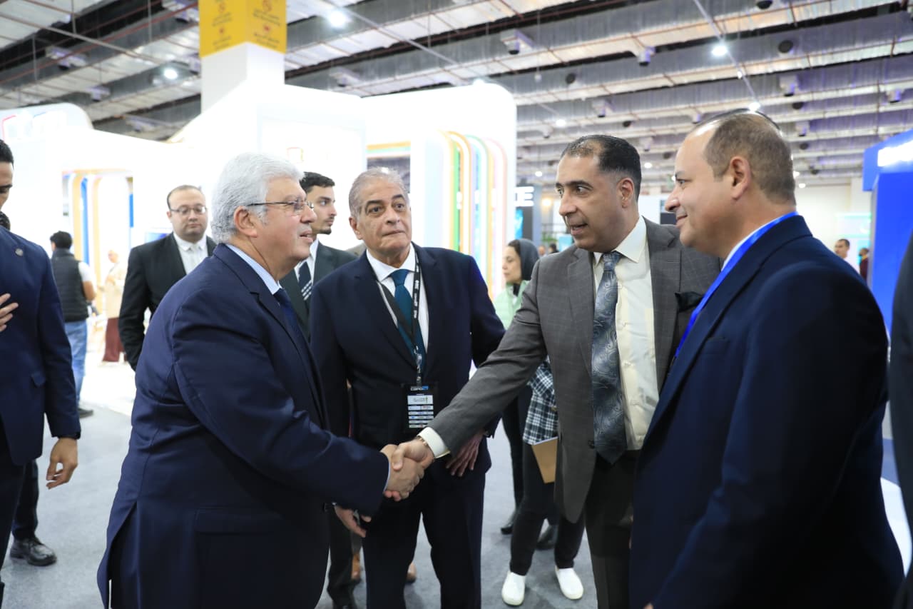 وزير التعليم العالي يتفقد معرض Cairo ICT 2025