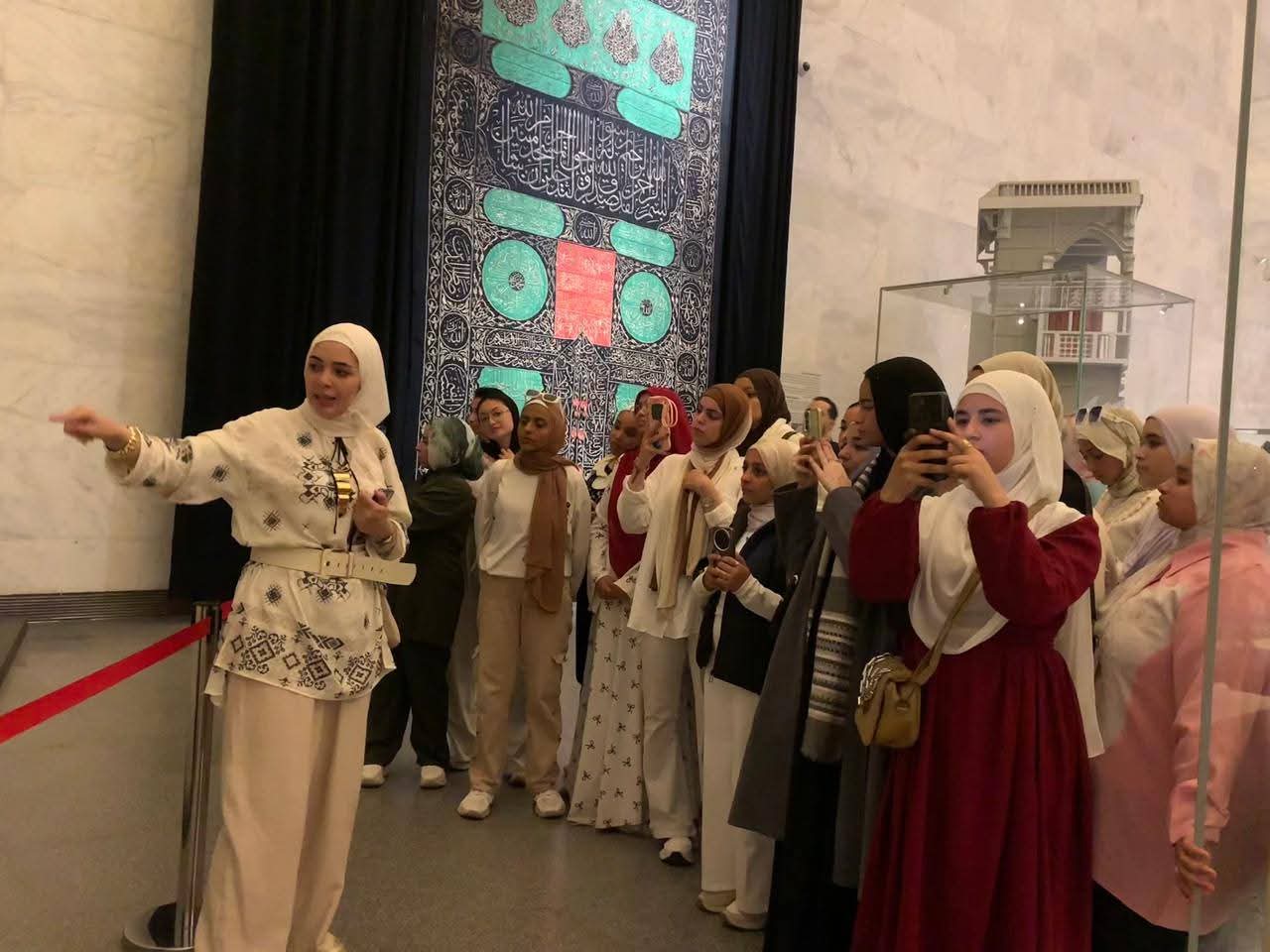 زيارة طلاب جامعة حلوان التكنولوجية الدولية للمتحف القومي للحضارة المصرية