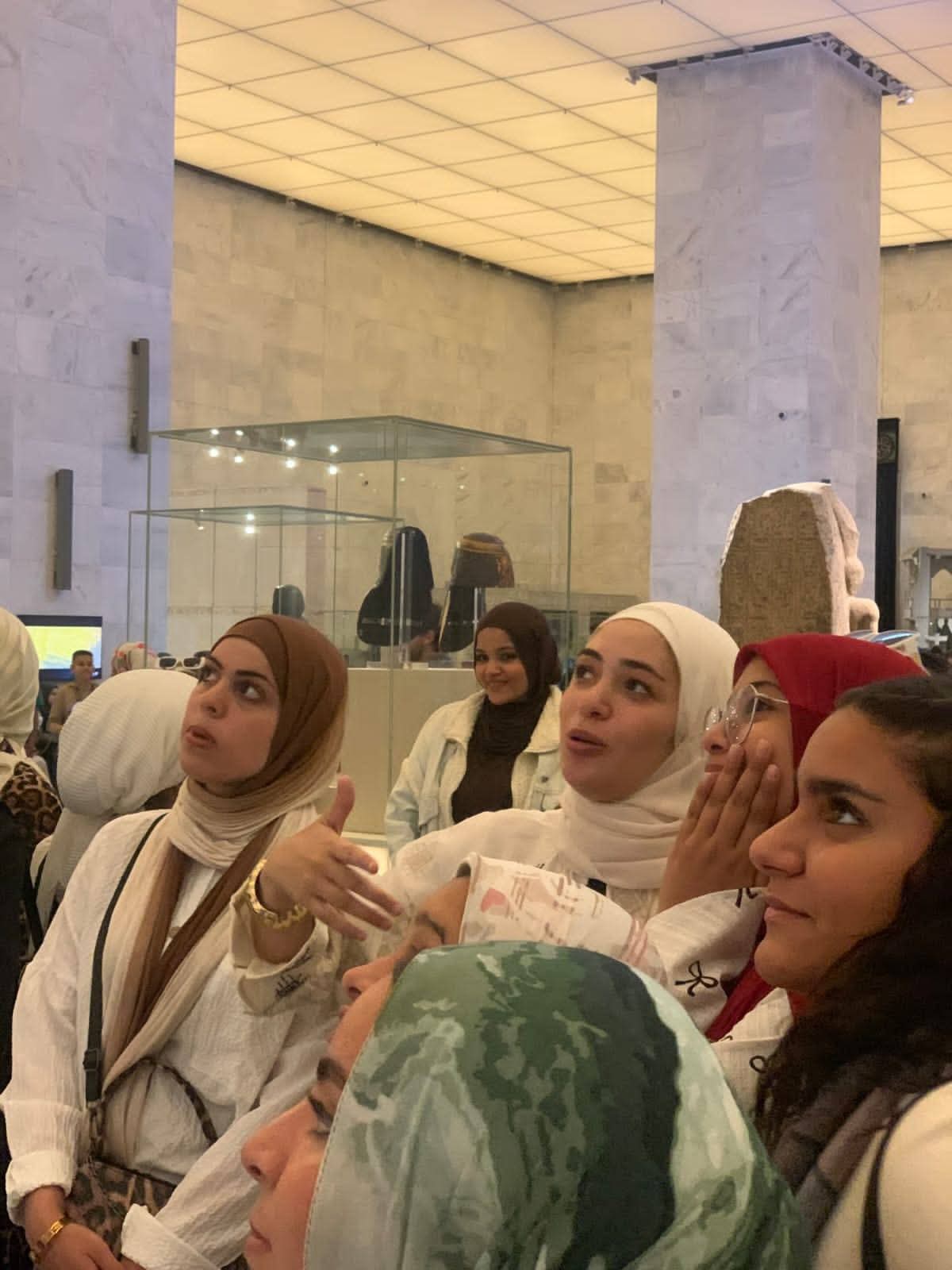 زيارة طلاب جامعة حلوان التكنولوجية الدولية للمتحف القومي للحضارة المصرية