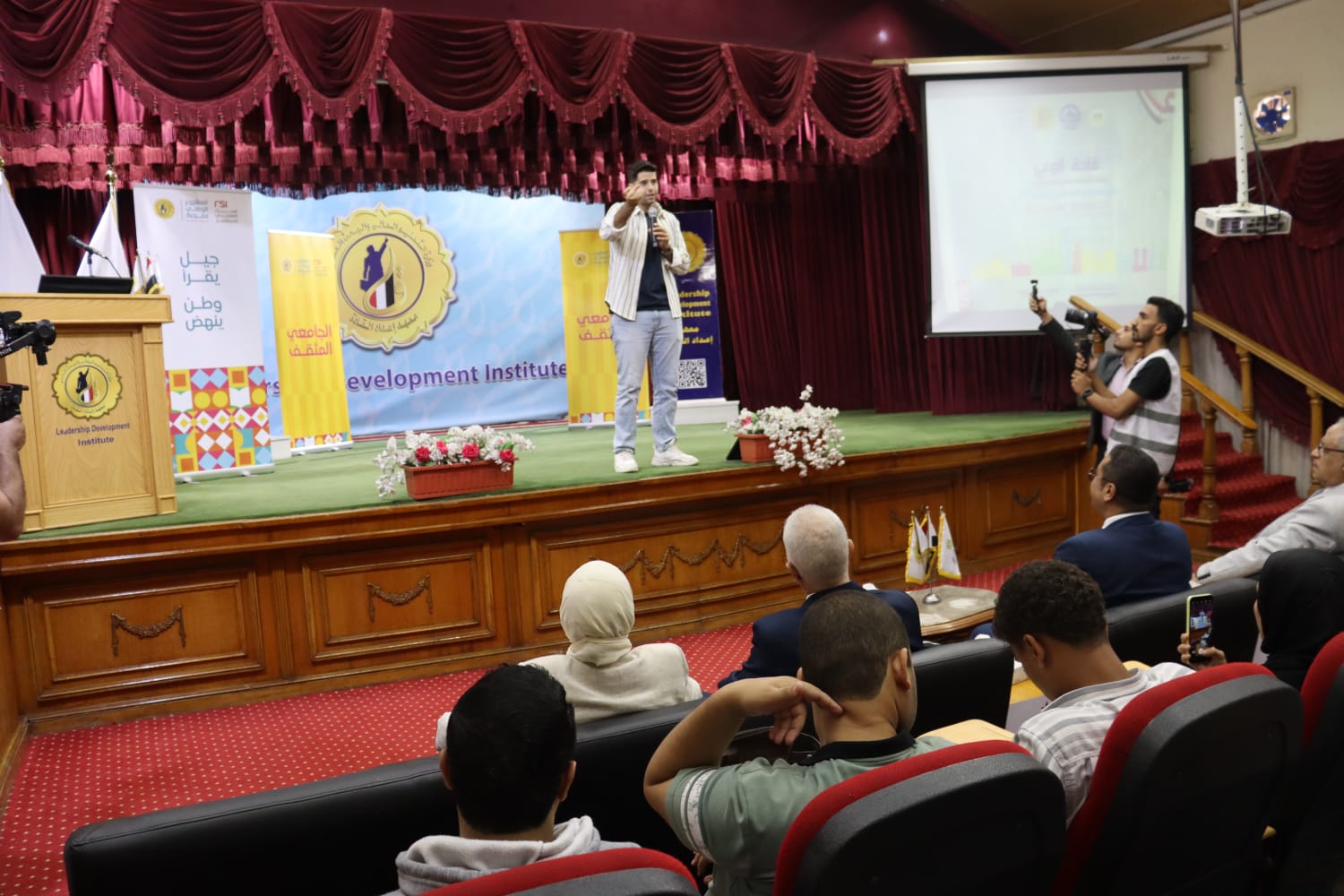 معهد إعداد القادة يستضيف طارق الإبياري في فعاليات الدائرة المستديرة