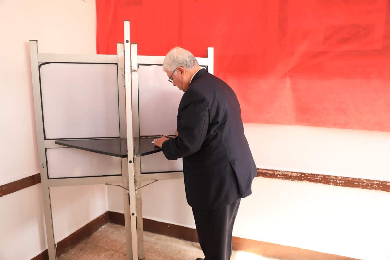 وزير التعليم العالي يصوّت في انتخابات مجلس النواب 2025