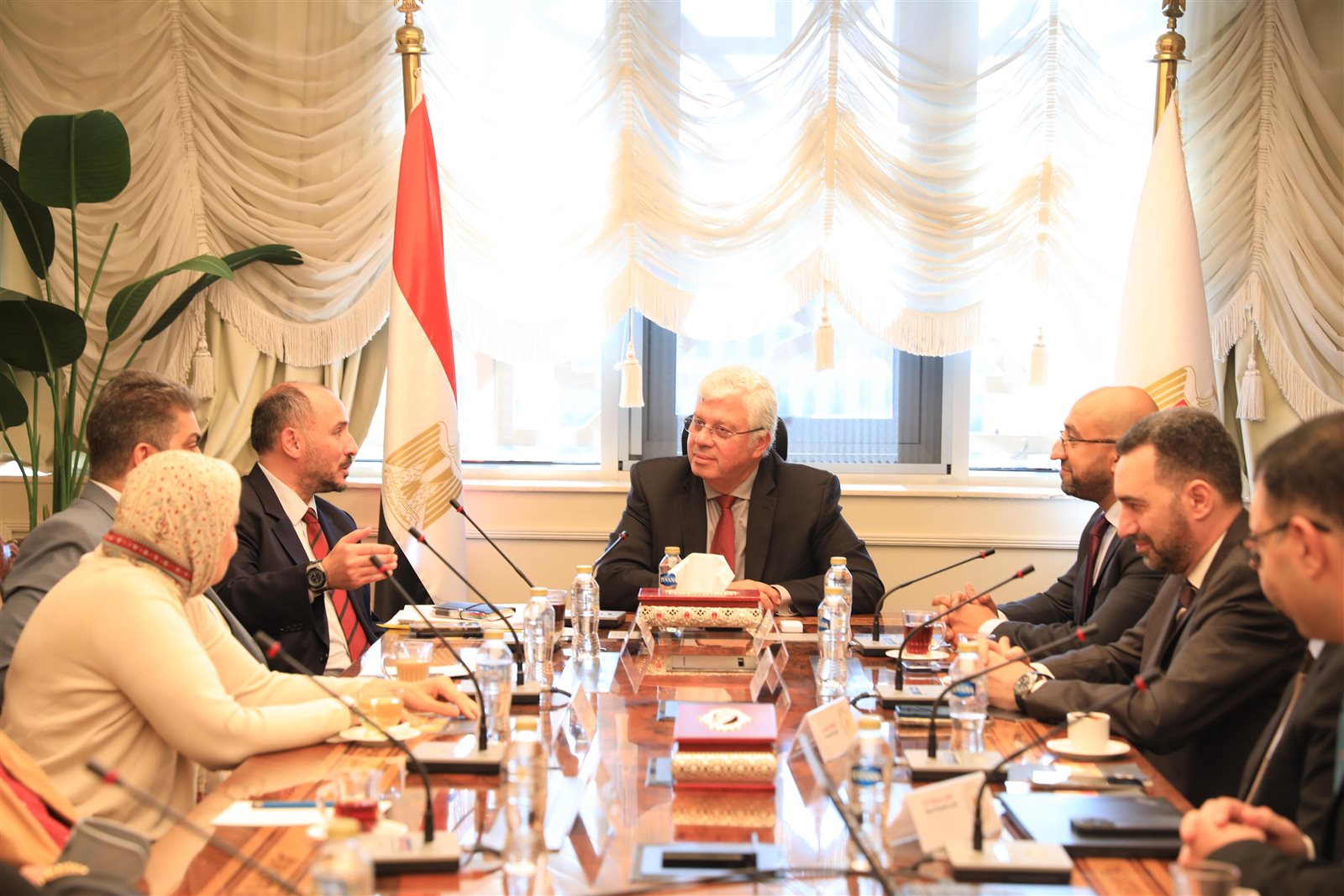 وزير التعليم العالي يجتمع بوفد 