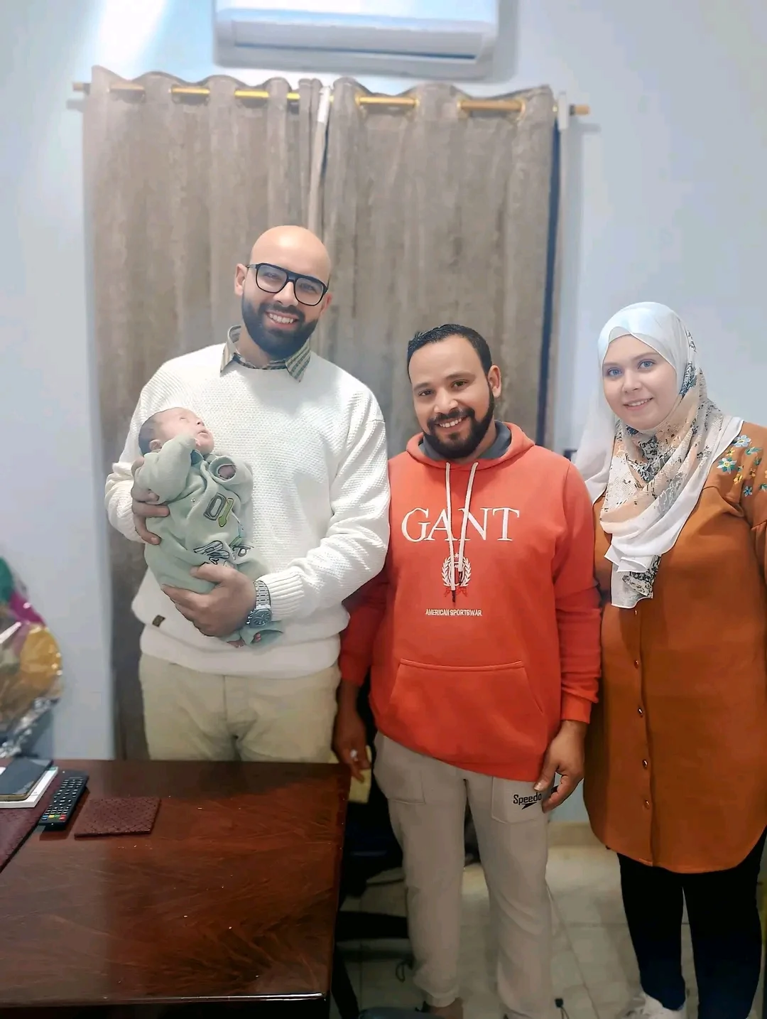 رضيع الشرقية ينجو بعد جراحة نادرة لفصل توأم داخلي من جسده