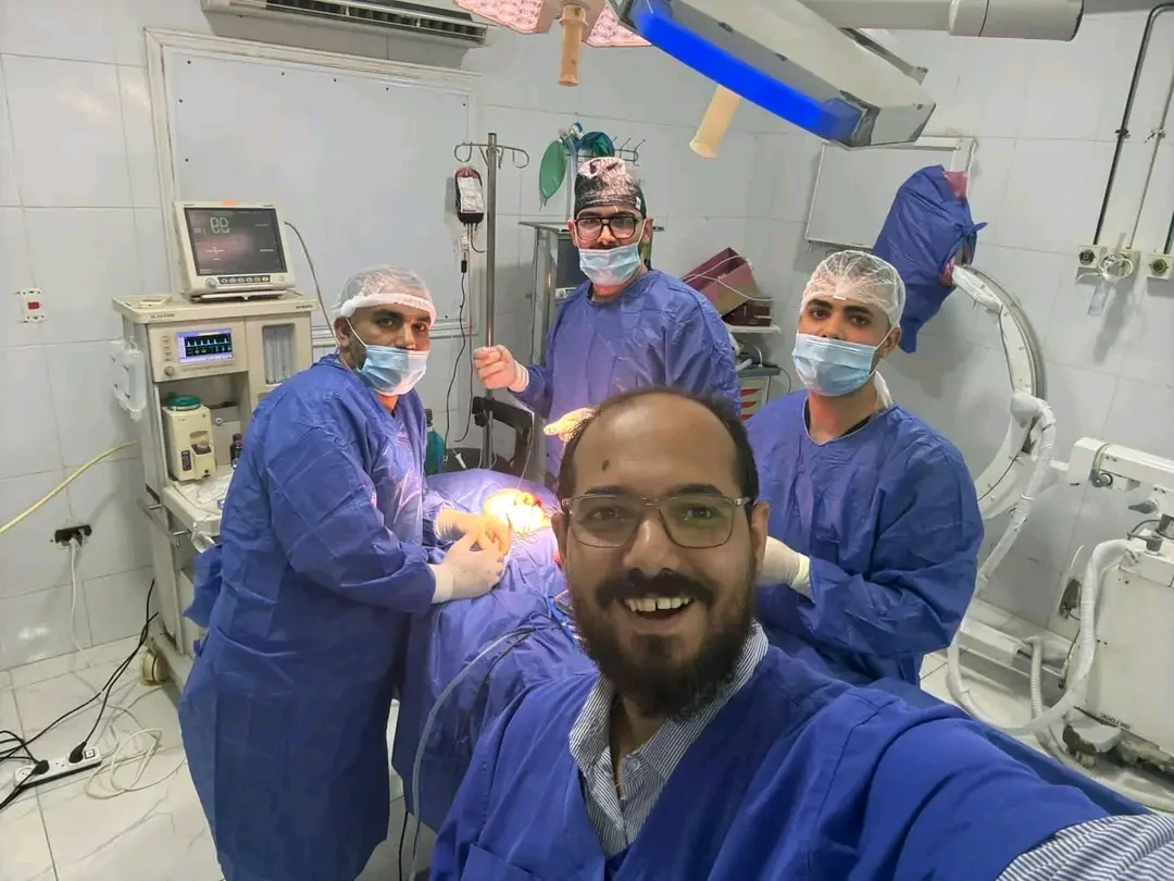 رضيع الشرقية ينجو بعد جراحة نادرة لفصل توأم داخلي من جسده