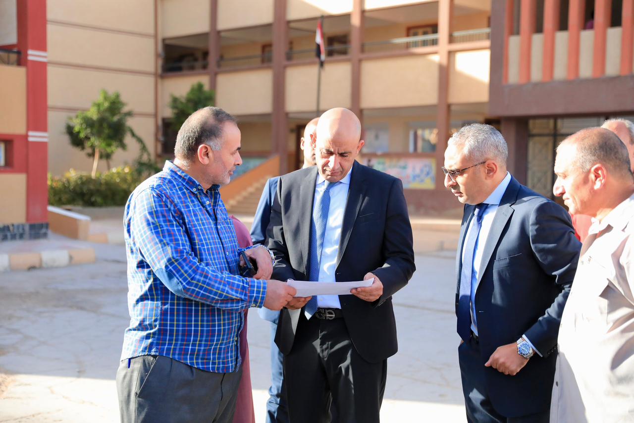 وزير التربية والتعليم يتابع التحصيل الدراسي والانضباط