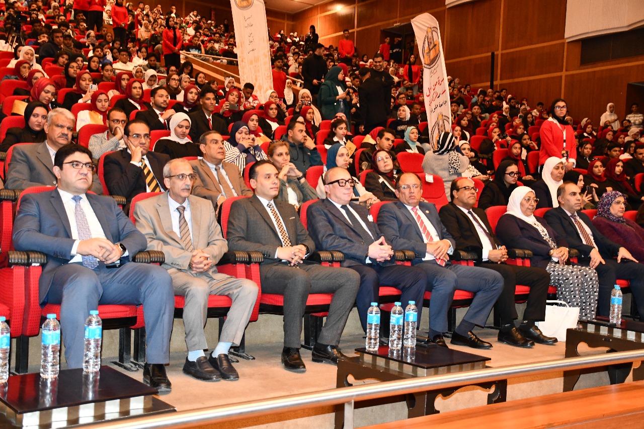 جامعة حلوان تكرم الفنان سامح حسين