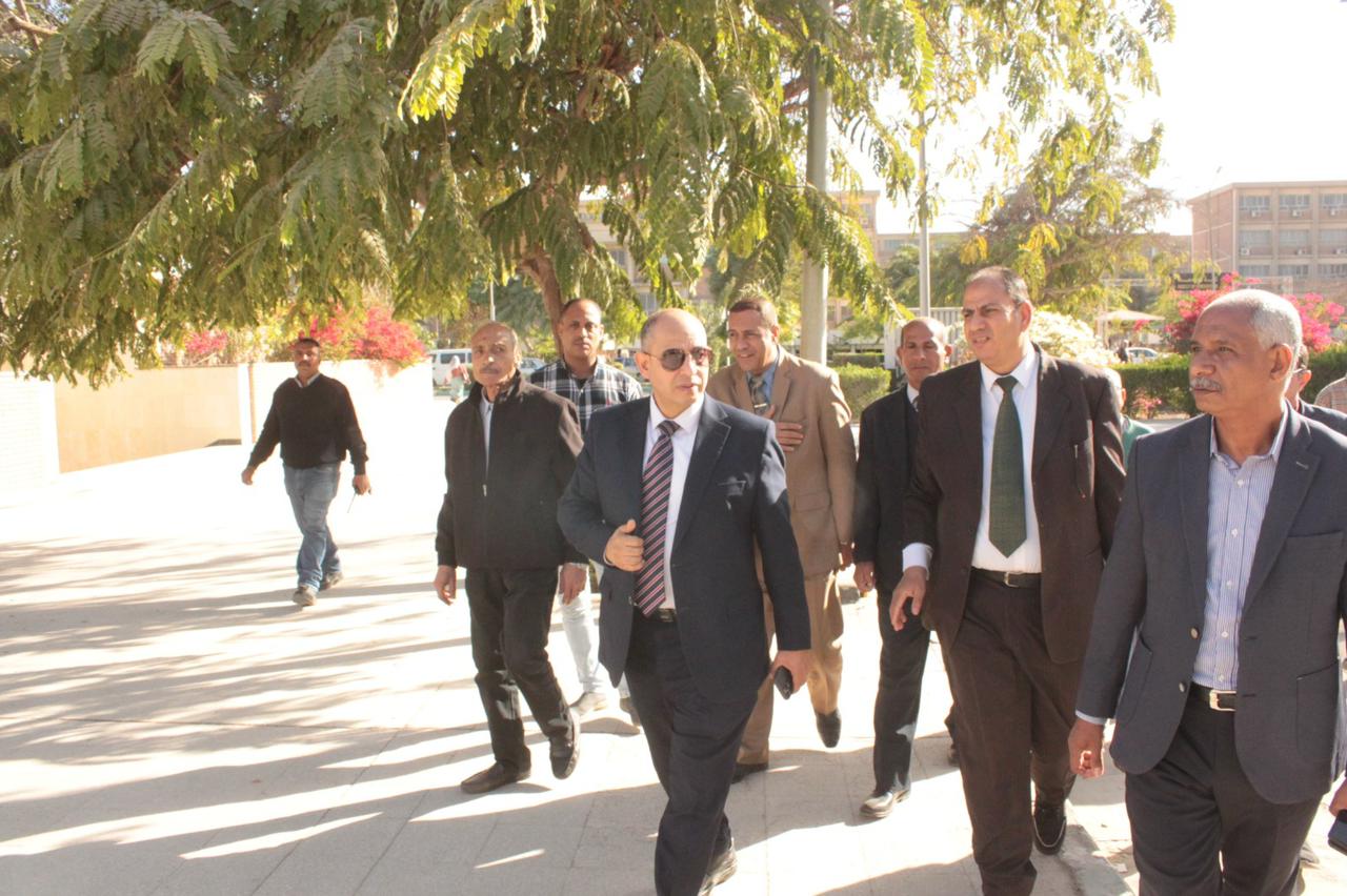 جامعة أسيوط تطور الحرم الجامعي وتوسع المساحات الخضراء