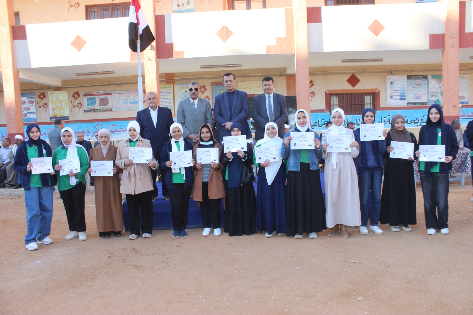 مدير تعليم سوهاج يكرم طلاب حفظة القرآن المشهود لهم