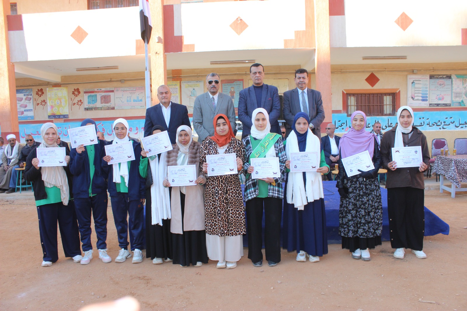 مدير تعليم سوهاج يكرم طلاب حفظة القرآن المشهود لهم