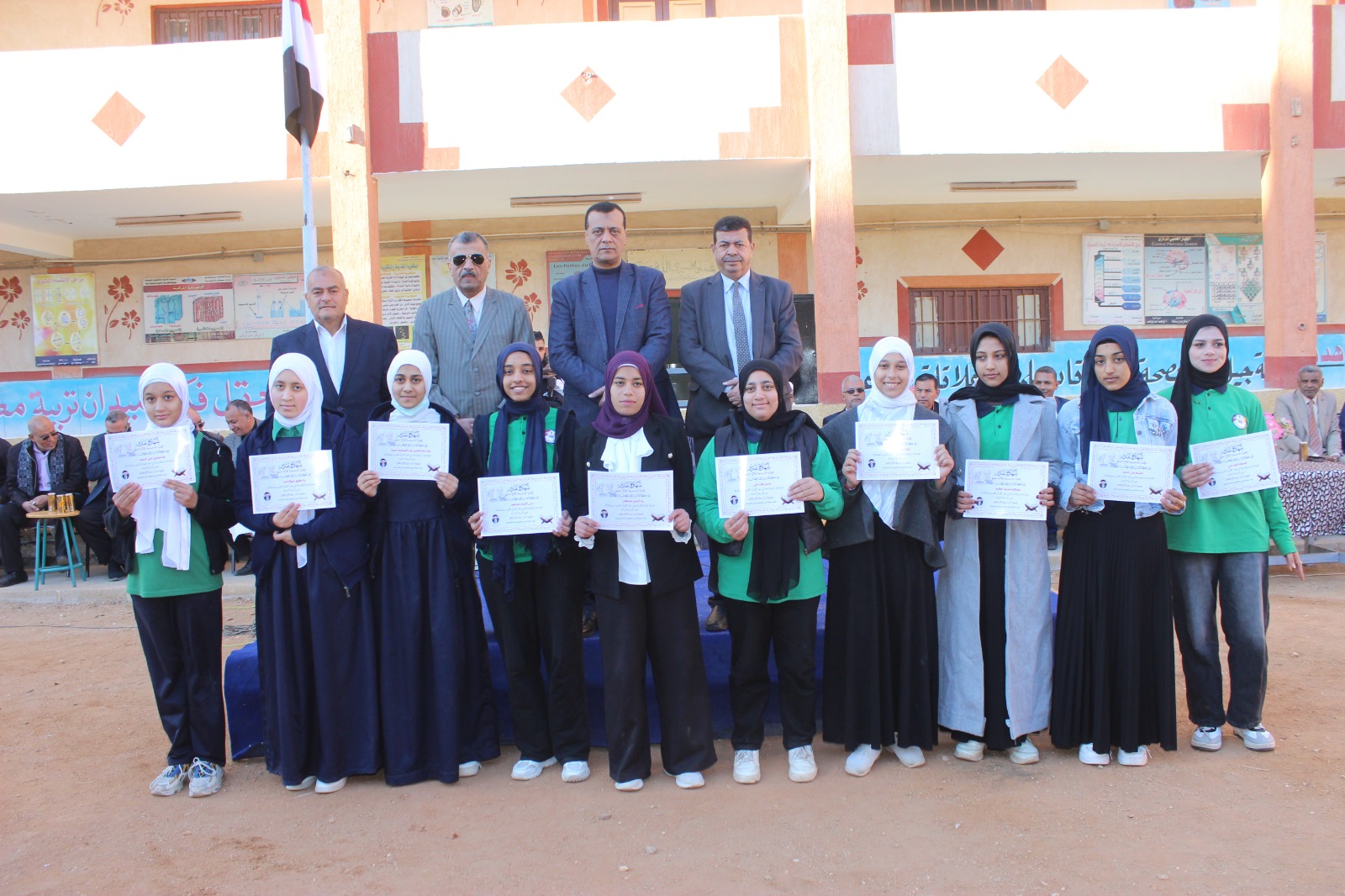 مدير تعليم سوهاج يكرم طلاب حفظة القرآن المشهود لهم