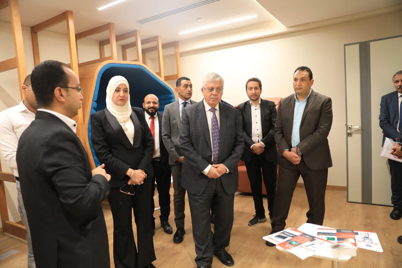 وزير التعليم العالي يطلق رؤية جديدة لمعهد بحوث الإلكترونيات 