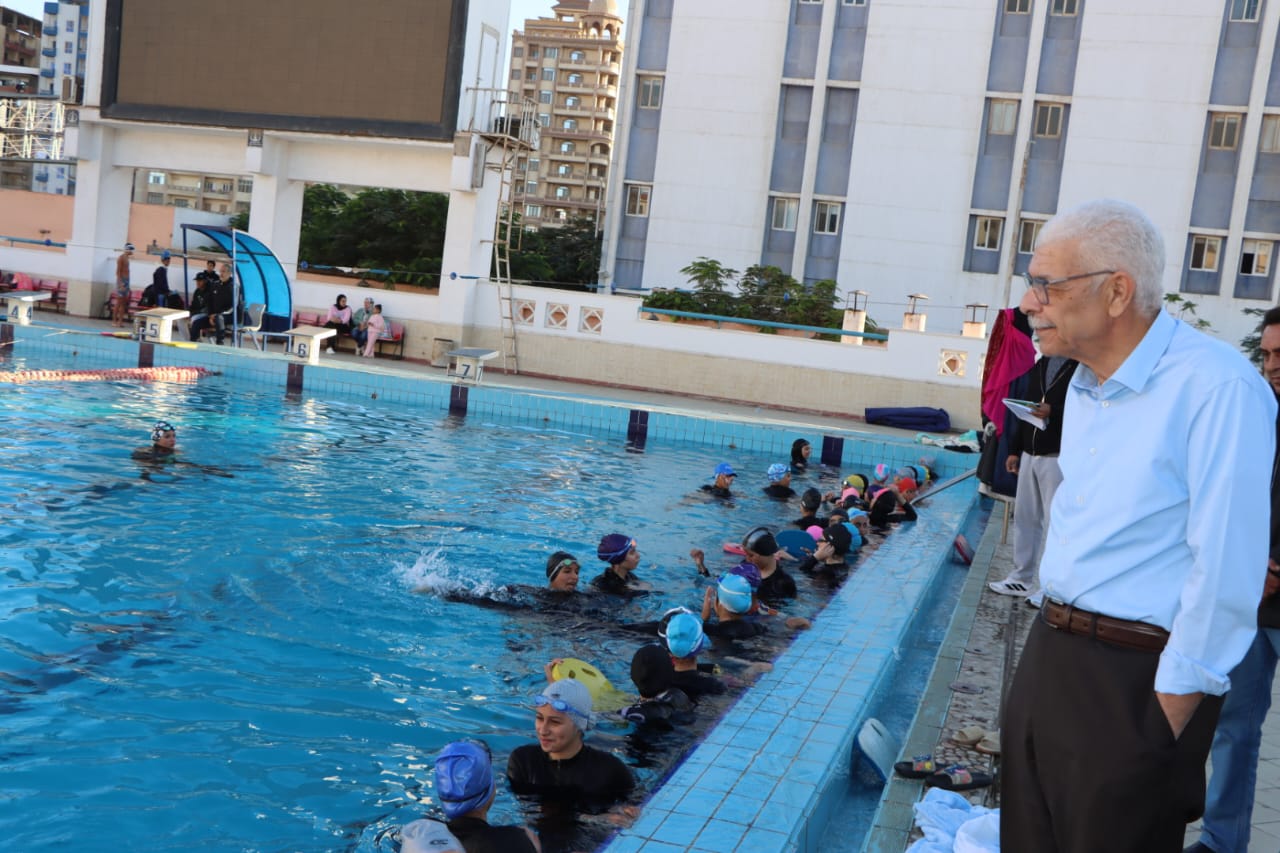 رئيس جامعة المنوفية يتفقد المجمع الأوليمبي للسباحة ويطور الأنشطة الرياضية
