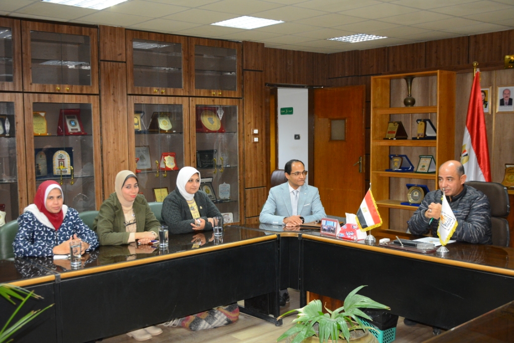 جامعة أسيوط تطلق مبادرة التميز البيئي لمكافحة الآفات