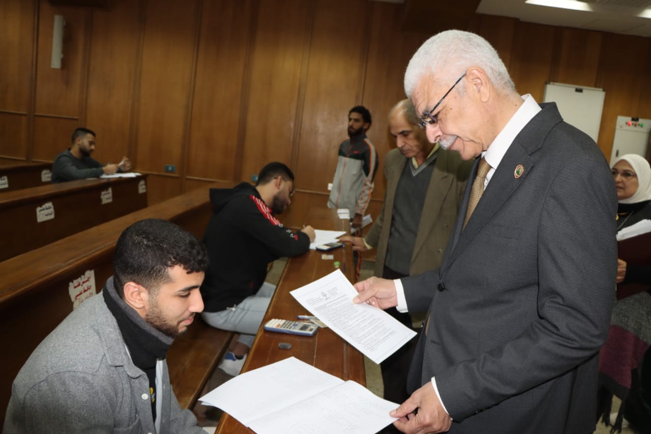 رئيس جامعة المنوفية يتفقد امتحانات كلية الحاسبات والمعلومات
