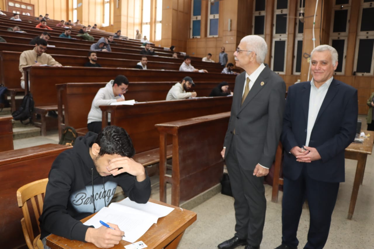 رئيس جامعة المنوفية يتفقد امتحانات كلية الحاسبات والمعلومات