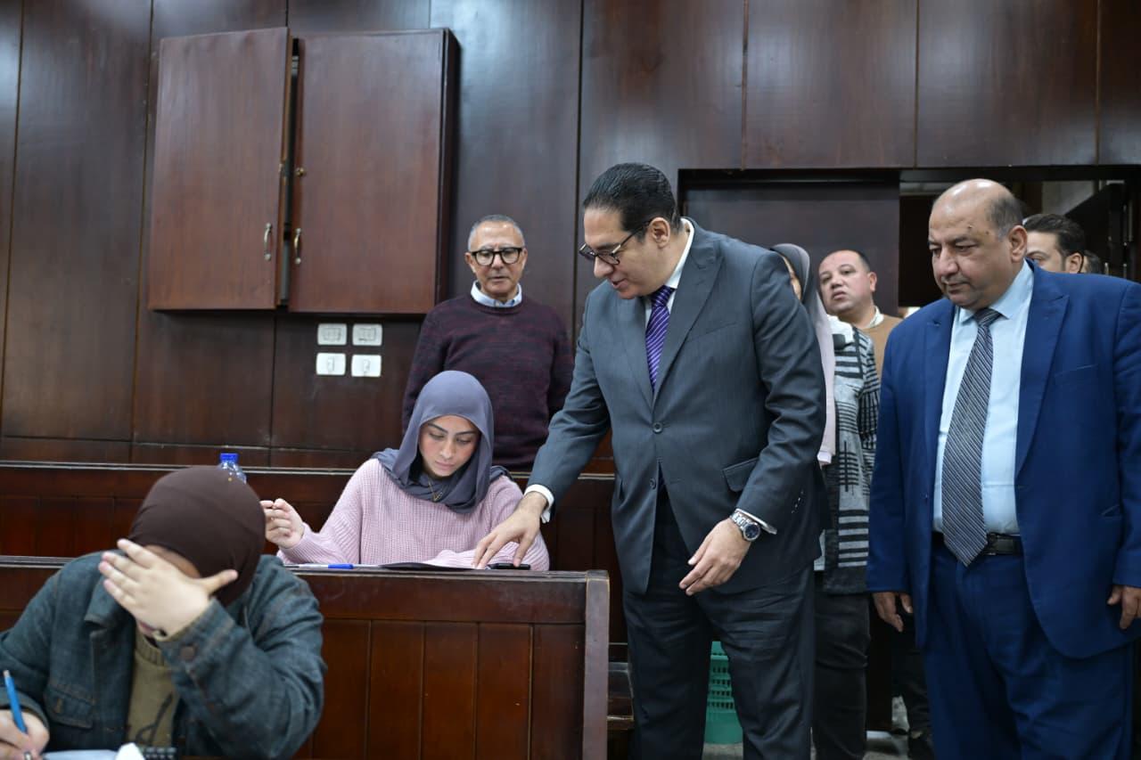 رئيس جامعة القاهرة يتفقد سير امتحانات الفصل الدراسي الأول