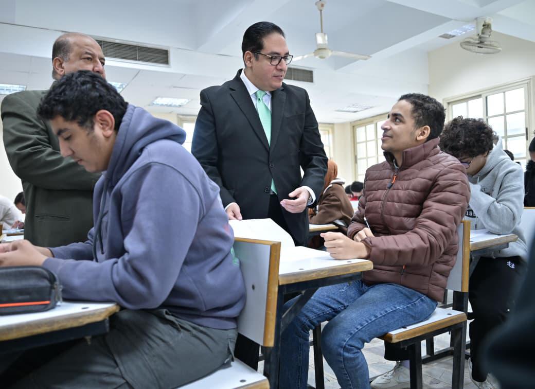 رئيس جامعة القاهرة يتفقد سير امتحانات الفصل الدراسي الأول