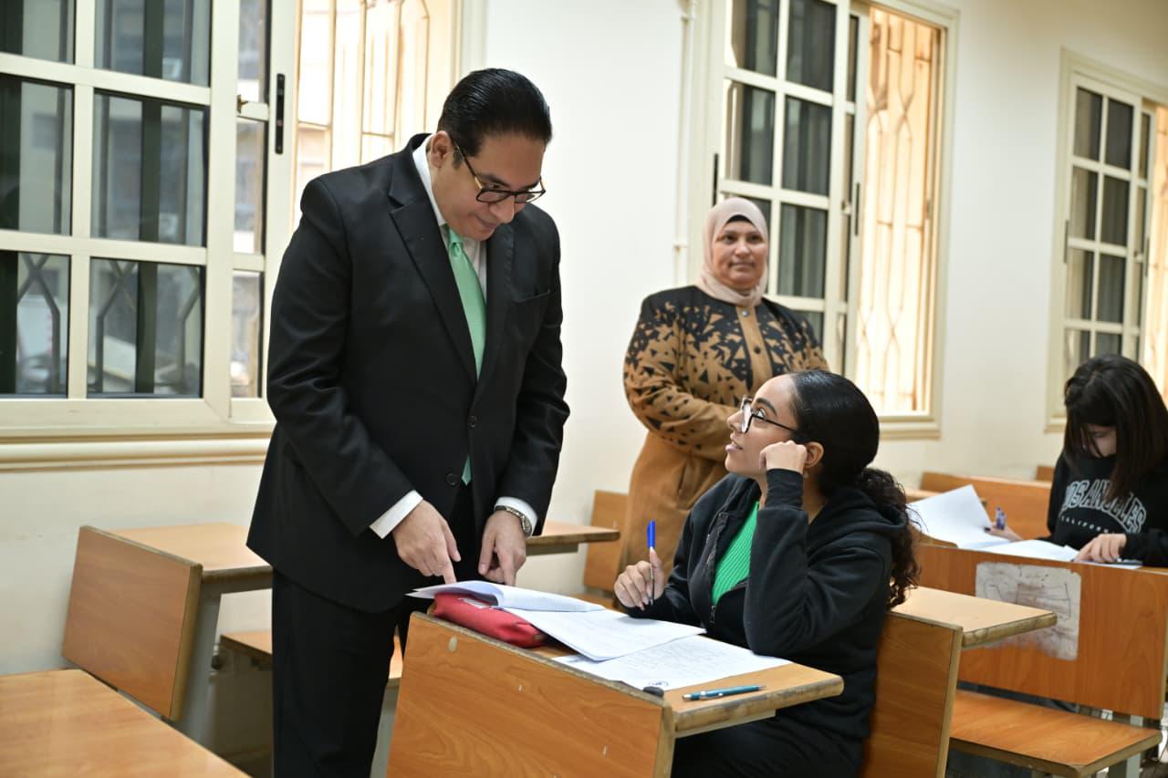 رئيس جامعة القاهرة يتفقد سير امتحانات الفصل الدراسي الأول