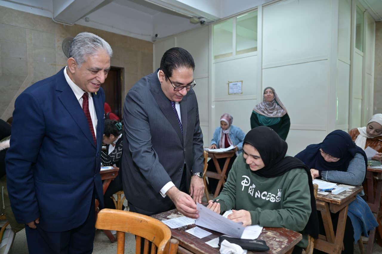 رئيس جامعة القاهرة يتفقد سير امتحانات الفصل الدراسي الأول