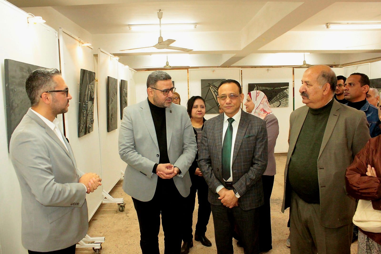 جامعة أسيوط تفتتح معرضًا جداريًا للفن يعكس التحولات العمرانية