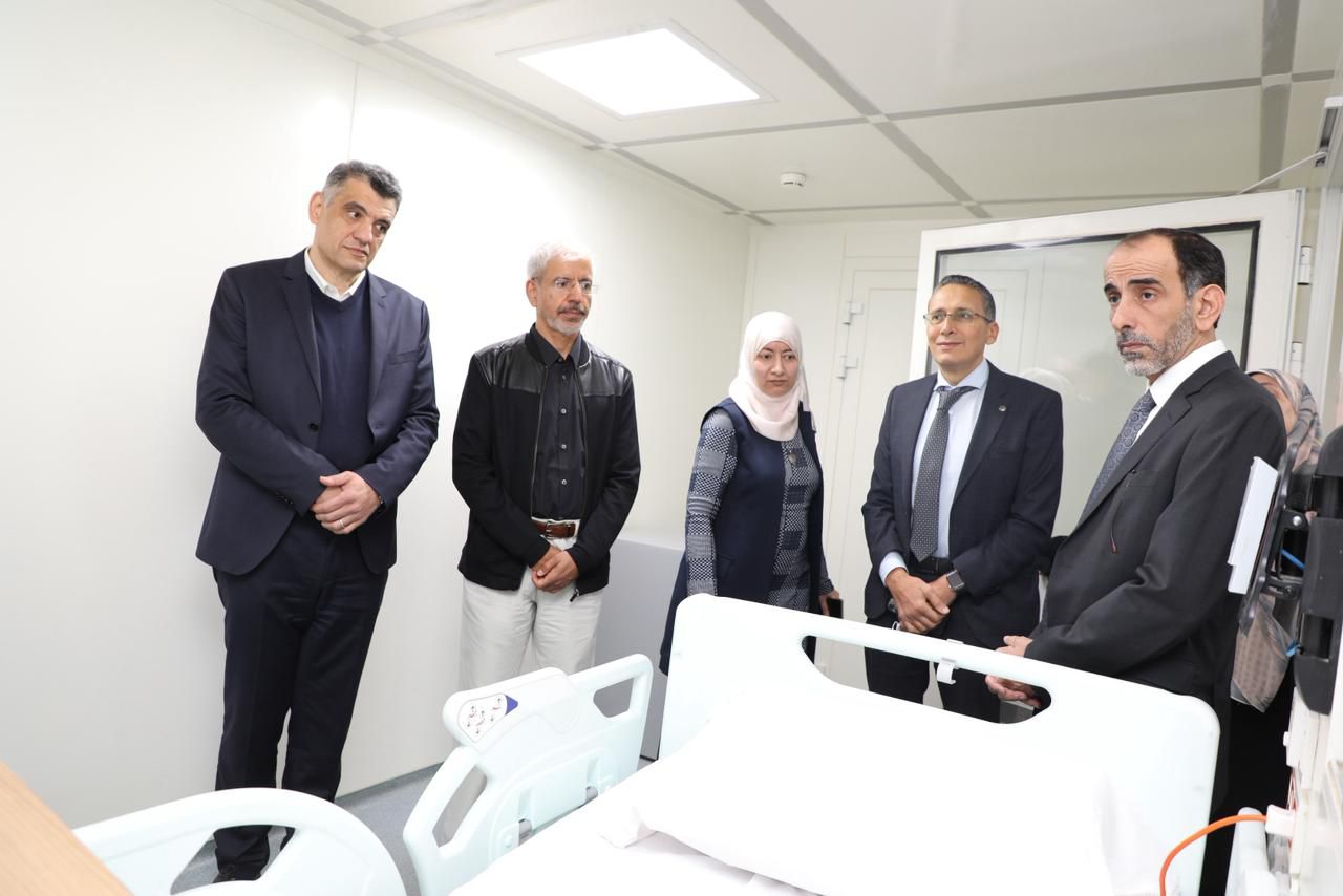 جامعة القاهرة تستقبل وفدًا رفيع المستوى من هيئة الهلال الأحمر الإماراتي لبحث تعزيز التعاون في دعم مرضى الأورام