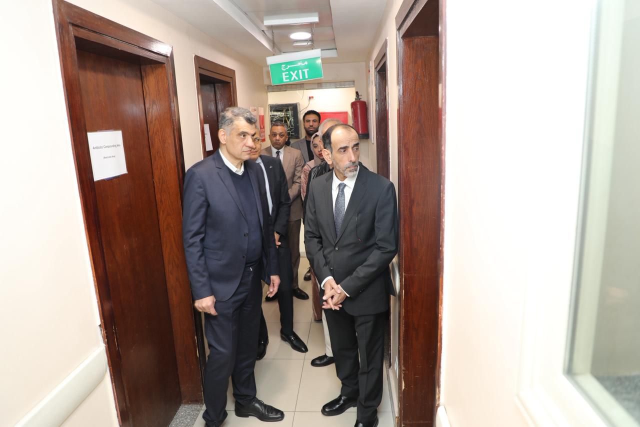 جامعة القاهرة تستقبل وفدًا رفيع المستوى من هيئة الهلال الأحمر الإماراتي لبحث تعزيز التعاون في دعم مرضى الأورام
