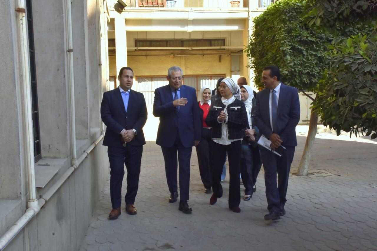 نائب رئيس جامعة عين شمس يتفقد سير امتحانات الفصل الدراسي الأول بكلية التربية 