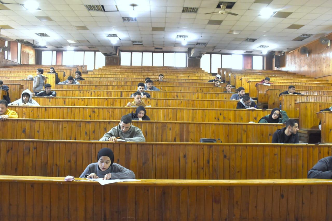 نائب رئيس جامعة عين شمس يتفقد سير امتحانات الفصل الدراسي الأول بكلية التربية 