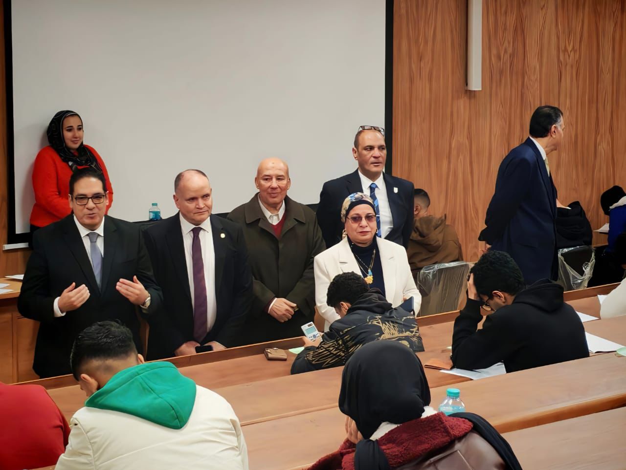 رئيس جامعة القاهرة الأهلية يتابع امتحانات نصف العام