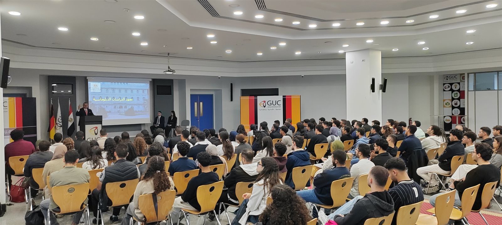 طلاب الجامعة الألمانية يلتقون مع معهد الدراسات الدبلوماسية