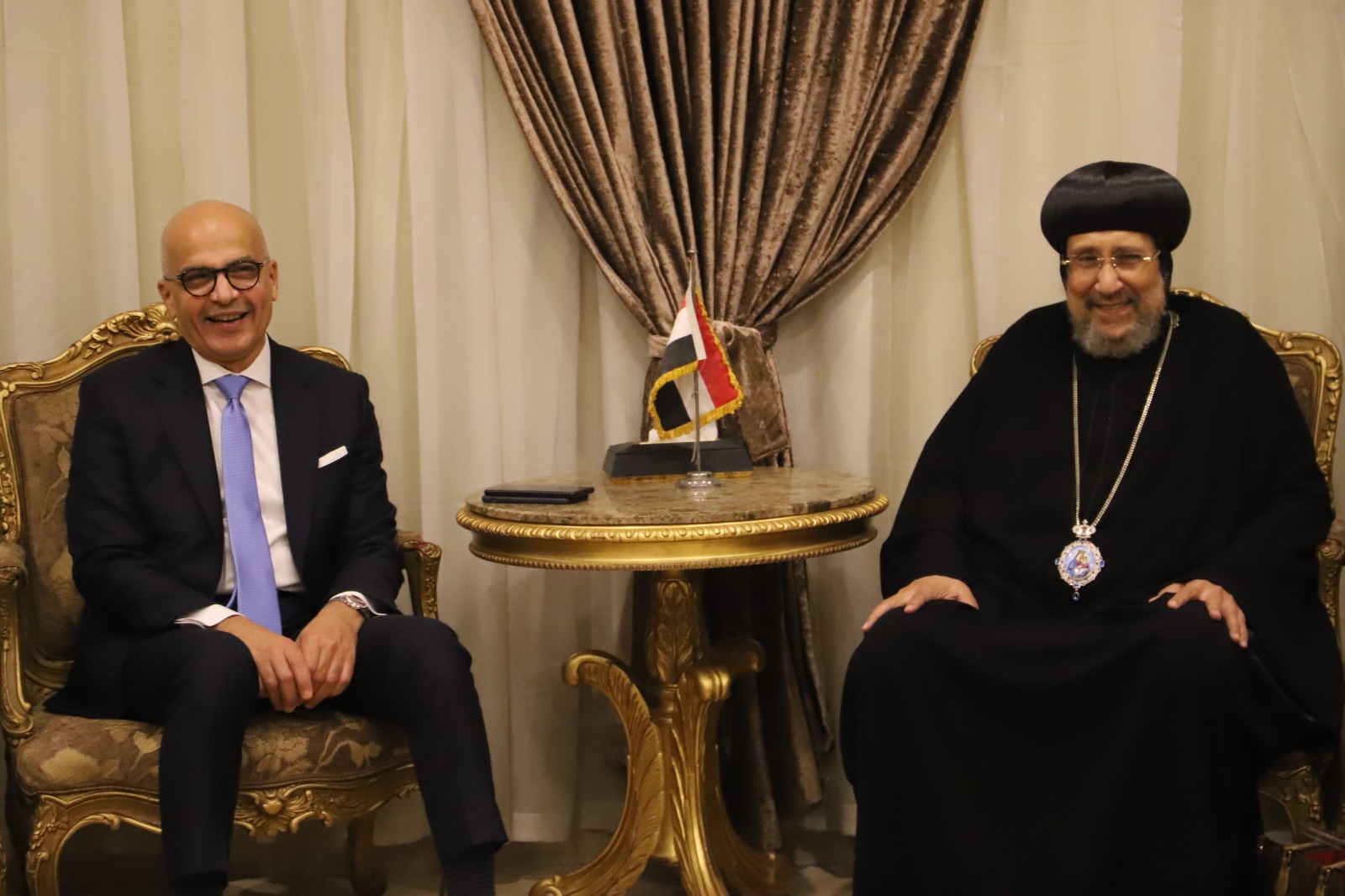 قيادات جامعة عين شمس يشاركون الأنبا إرميا احتفالات الميلاد