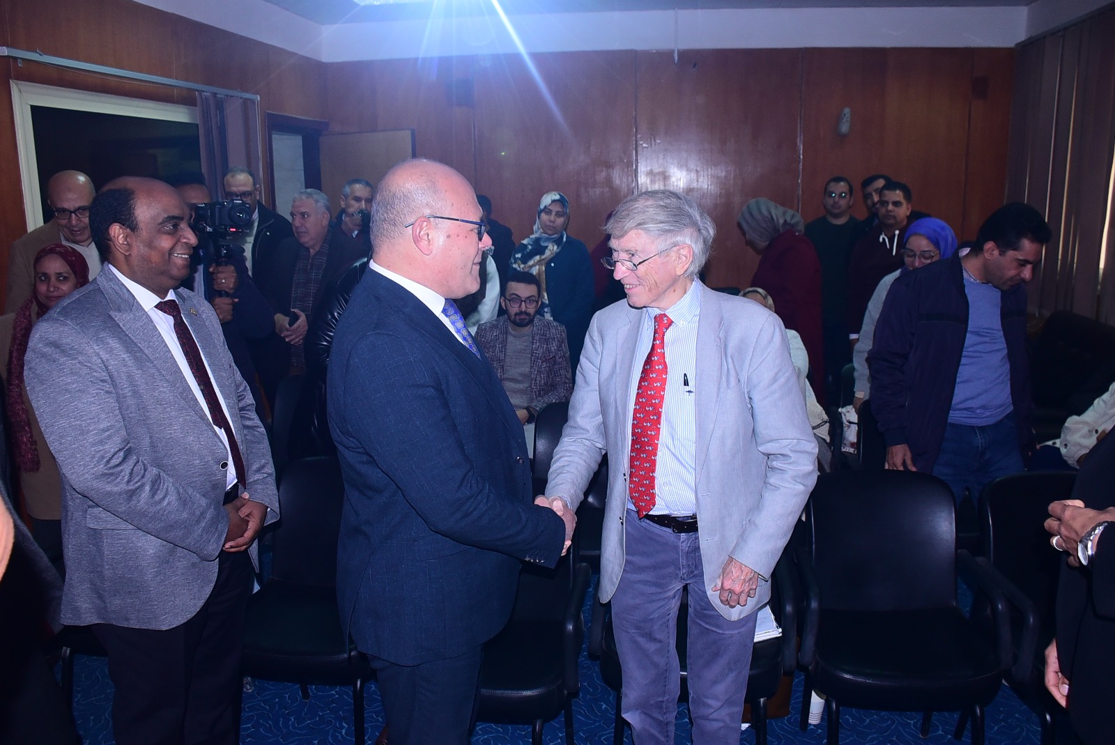 مستشفى جامعة سوهاج تُجري 7 عمليات دقيقة وتتابع الكشف على 44 حالة مرضية