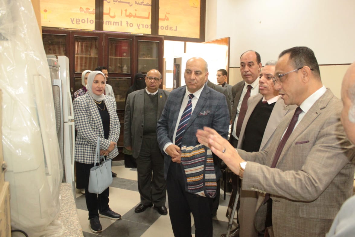 رئيس جامعة أسيوط يستقبل وفد المجلس الأعلى لتقييم معهد علوم المواد والنانوتكنولوجي