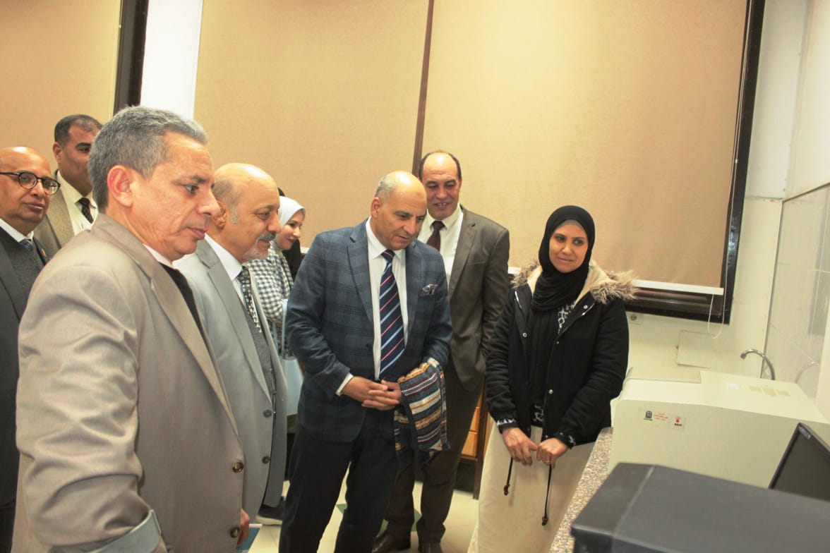 رئيس جامعة أسيوط يستقبل وفد المجلس الأعلى لتقييم معهد علوم المواد والنانوتكنولوجي