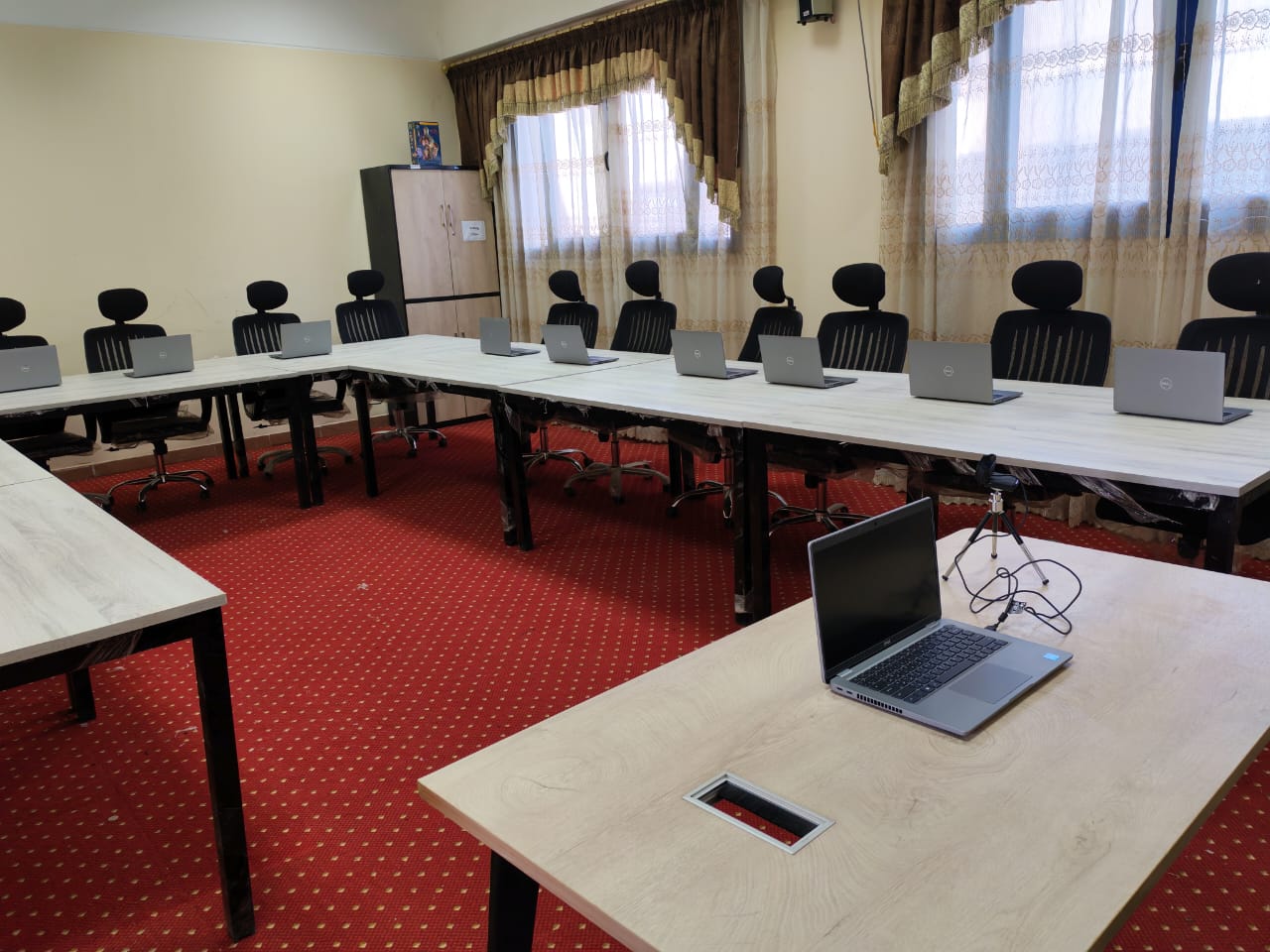 تجهيز قاعتي حاسب آلي مطور بكلية التربية بسوهاج 