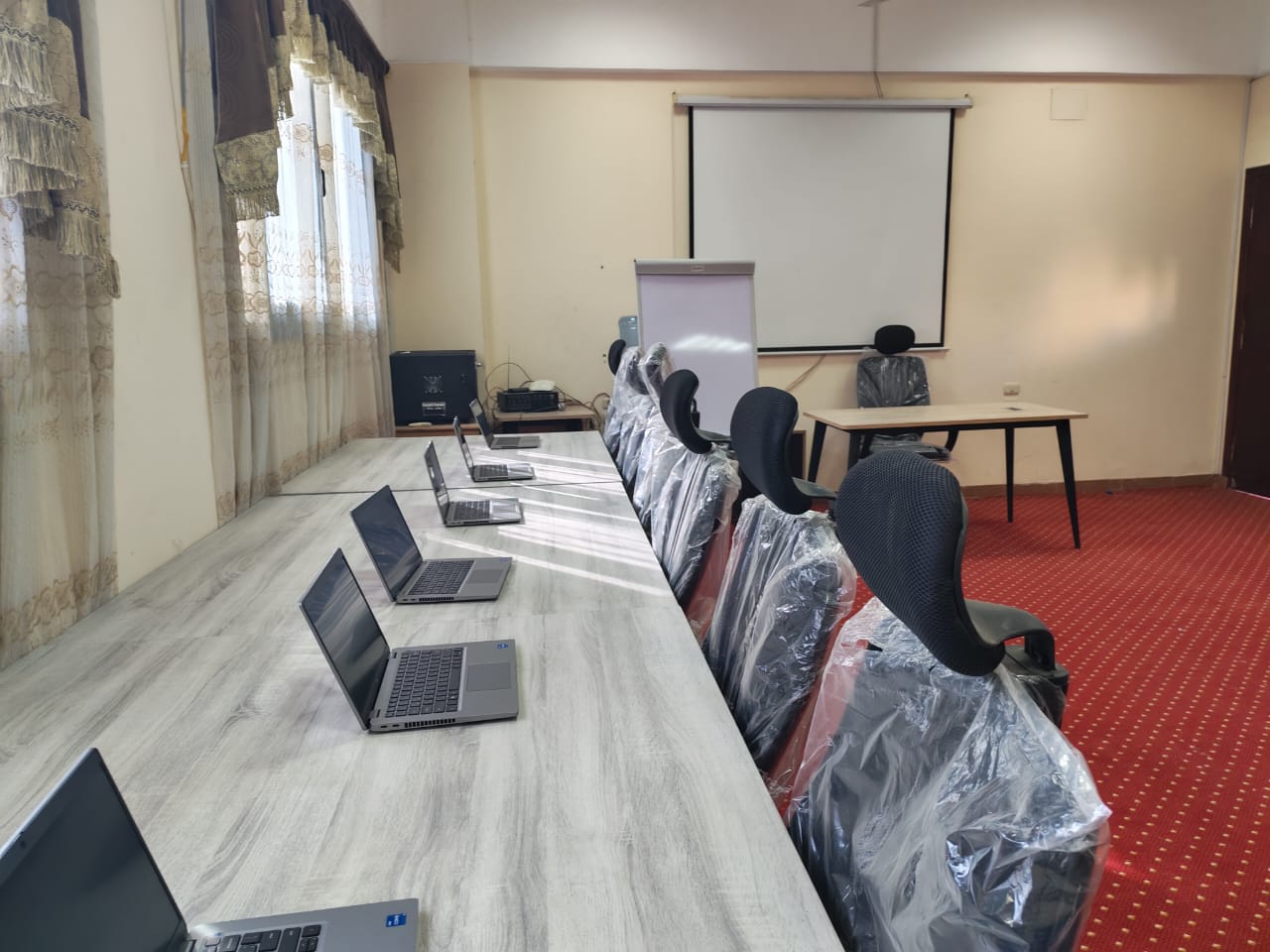 تجهيز قاعتي حاسب آلي مطور بكلية التربية بسوهاج 